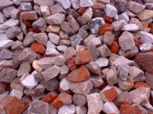 ot-bitogo-kirpicha-i-betona-na-dache-takje-mnogo-polzi