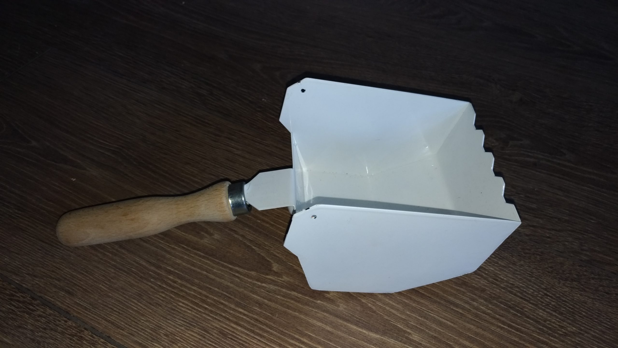 Кельма-ковш 100 мм для нанесения клеевого раствора на газоблок